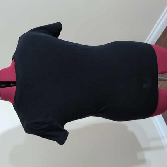 💵2/$10Bundle and Save💵 Calvin Klein| Black V-Neck Short Sleeved T-shirt - Picture 3 of 10